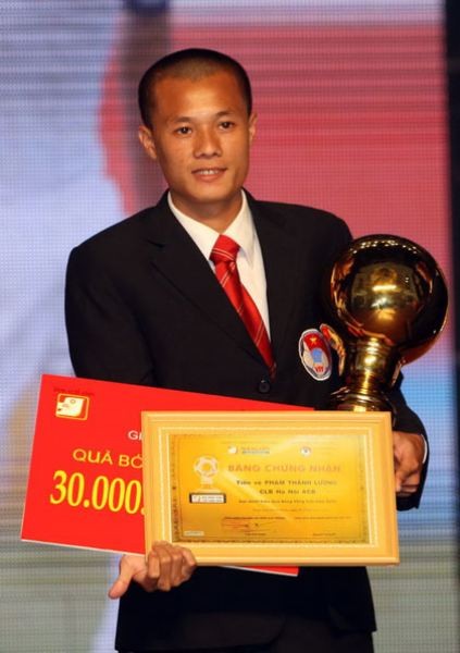 Với những đóng góp lớn lao cho bóng đá nước nhà, Thành Lương đã vinh dự giành được những giải thưởng ‘Quả bóng Vàng Việt Nam năm 2009’.